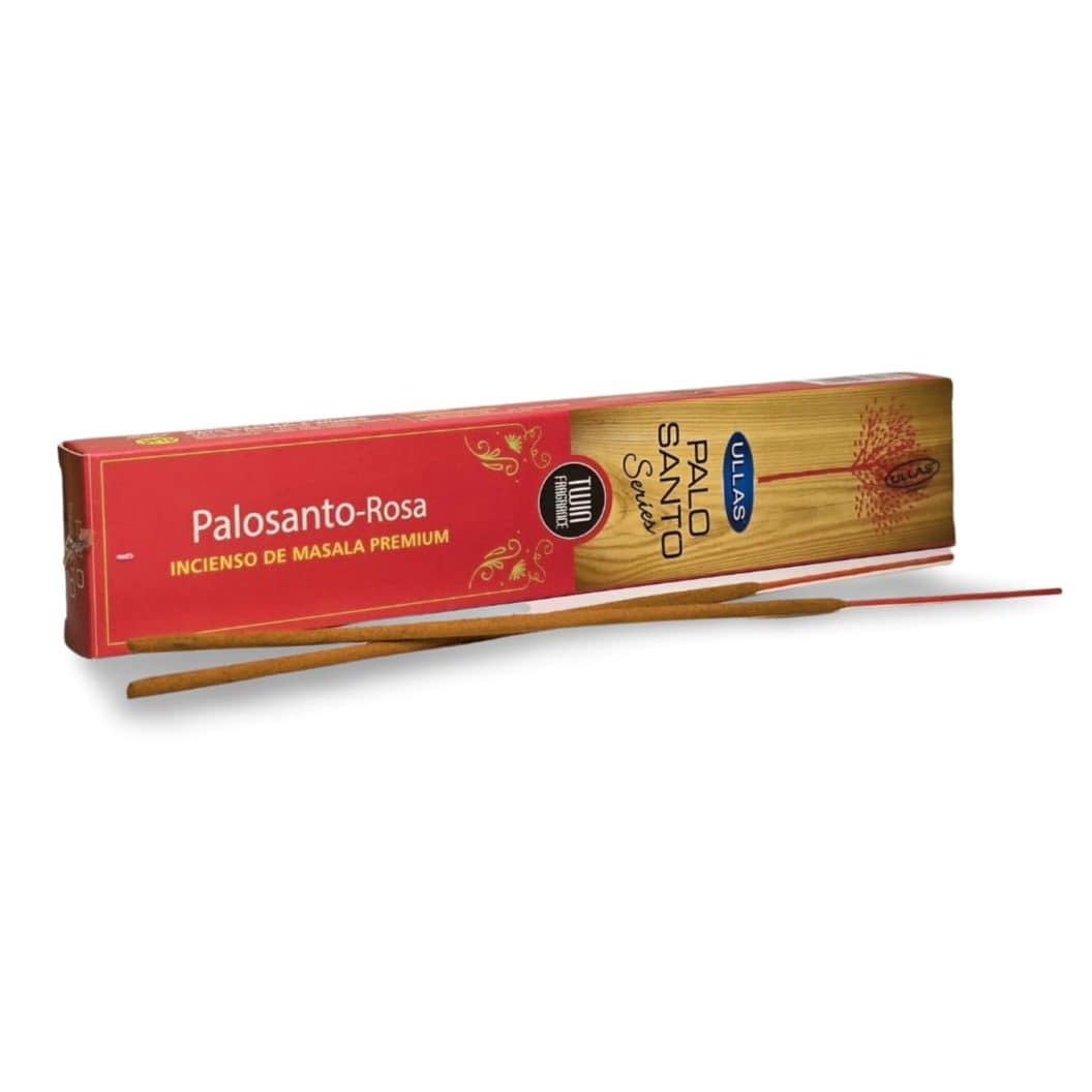 Varillas de incienso de palo santo y rosa, acompañadas de pétalos secos y madera natural sobre fondo neutro