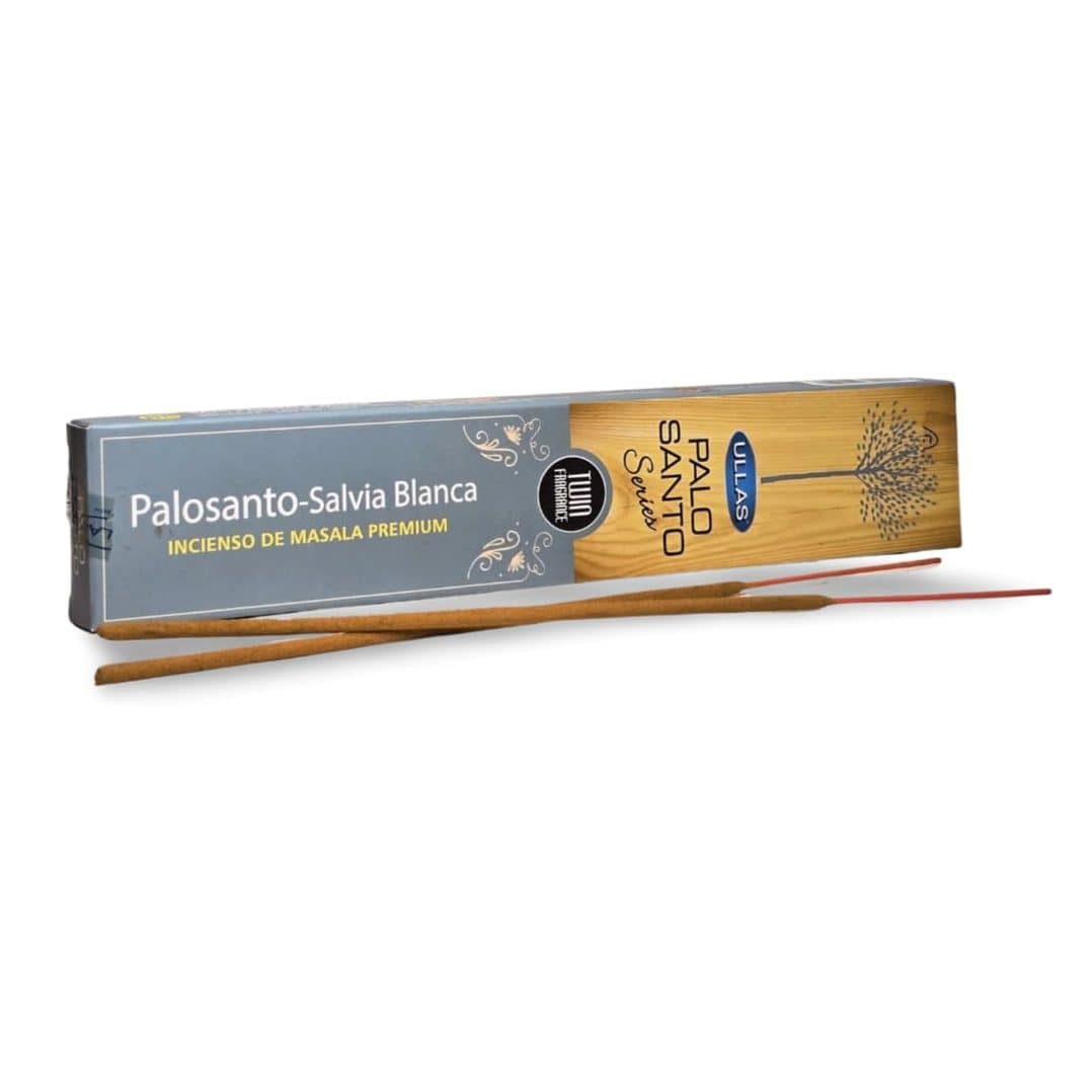 Varillas de incienso de palo santo y salvia blanca sobre fondo claro con hojas secas de salvia y madera