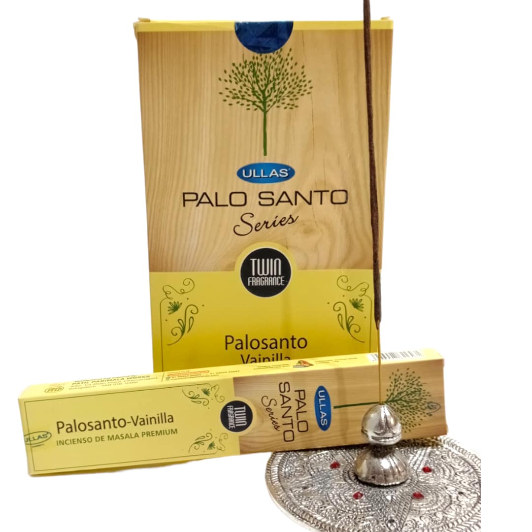 Varilla de incienso con base de Palo Santo y Vainilla sobre fondo blanco, aroma dulce y espiritual