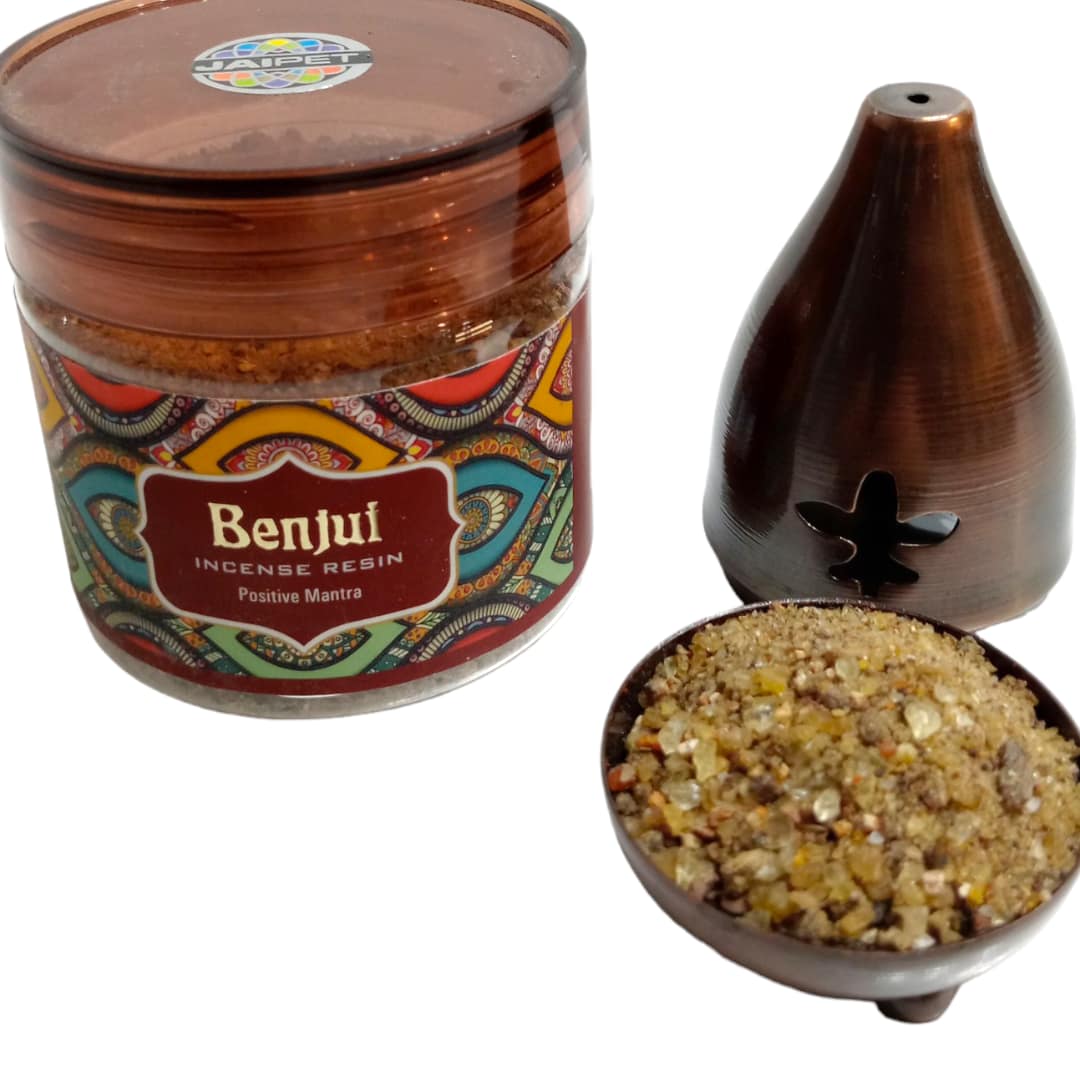 Bote de incienso en grano de benjuí sobre fondo blanco, resina balsámica con propiedades protectoras y calmantes