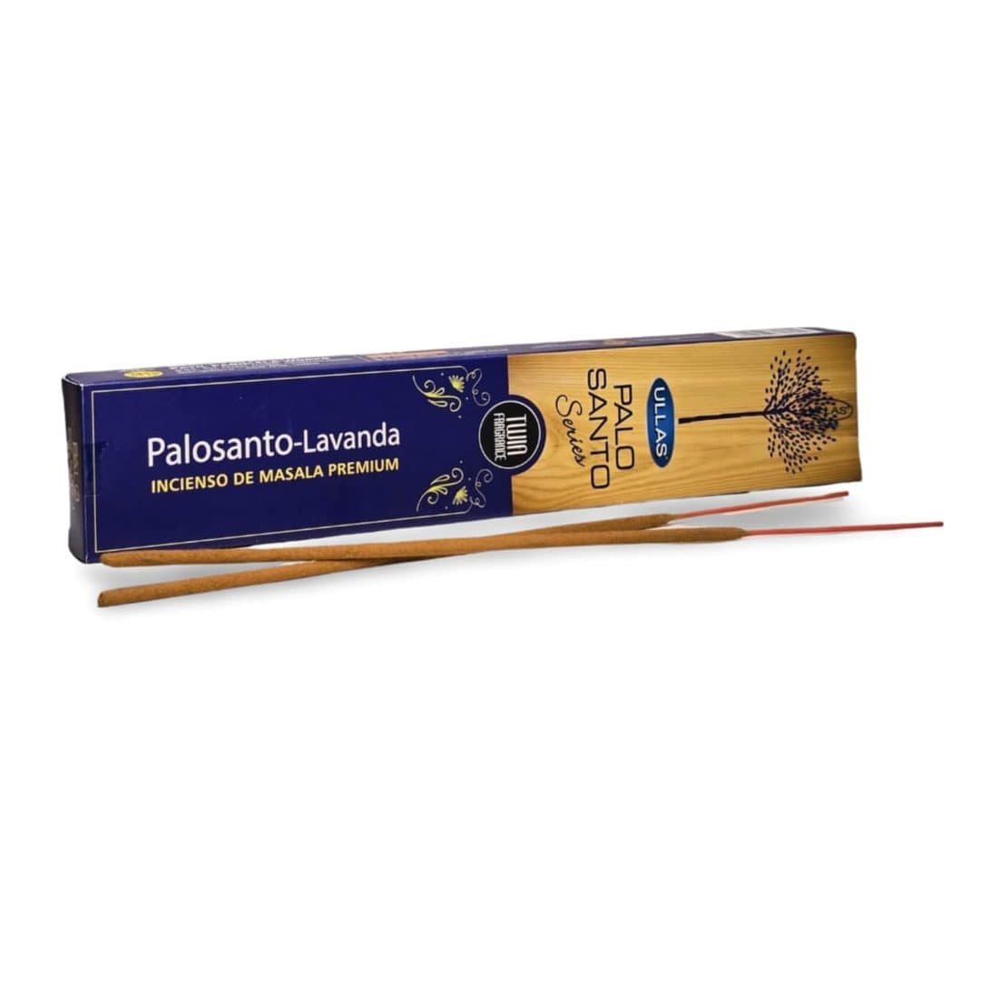 Varillas de incienso con base de palo santo y aroma a lavanda, sobre fondo neutro con ramitas secas de lavanda