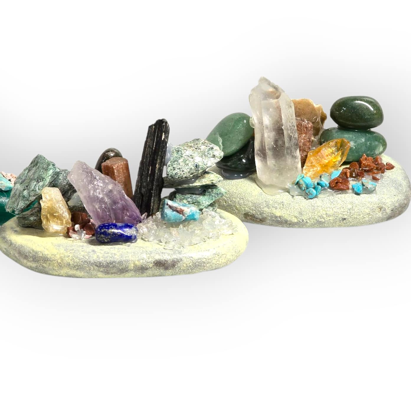 Armonizador de minerales sobre fondo blanco, combinación de piedras naturales para equilibrar la energía y decorar con intención espiritual