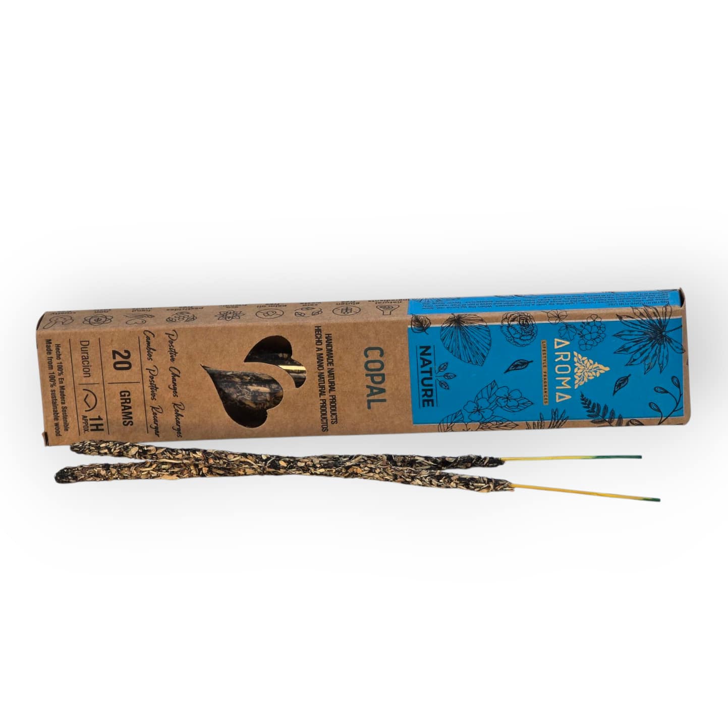 Varilla de incienso orgánico de copal sobre fondo blanco, aroma resinoso sagrado y ancestral
