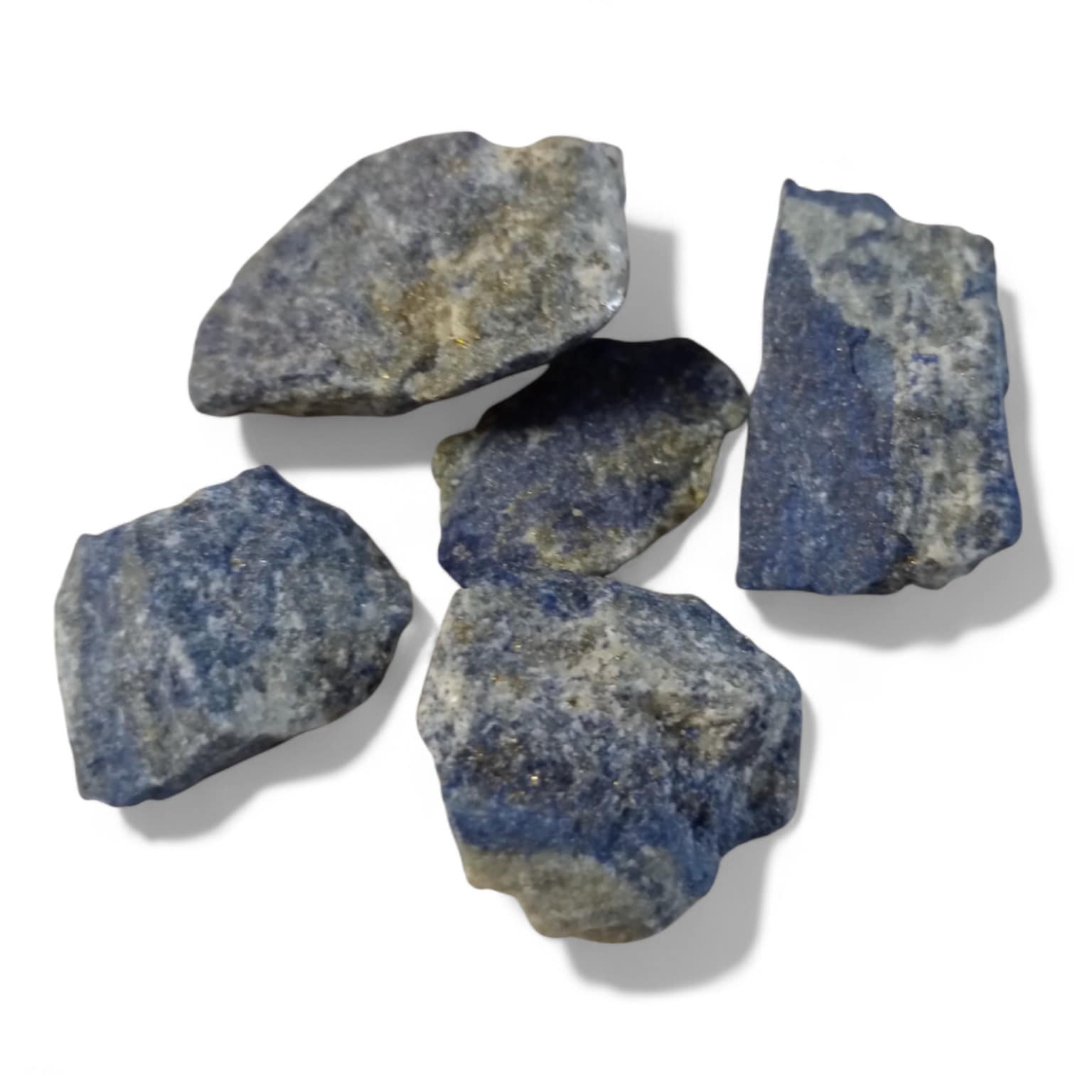 Piedra de sodalita en bruto sobre fondo blanco, mineral azul intenso para calma mental y comunicación espiritual