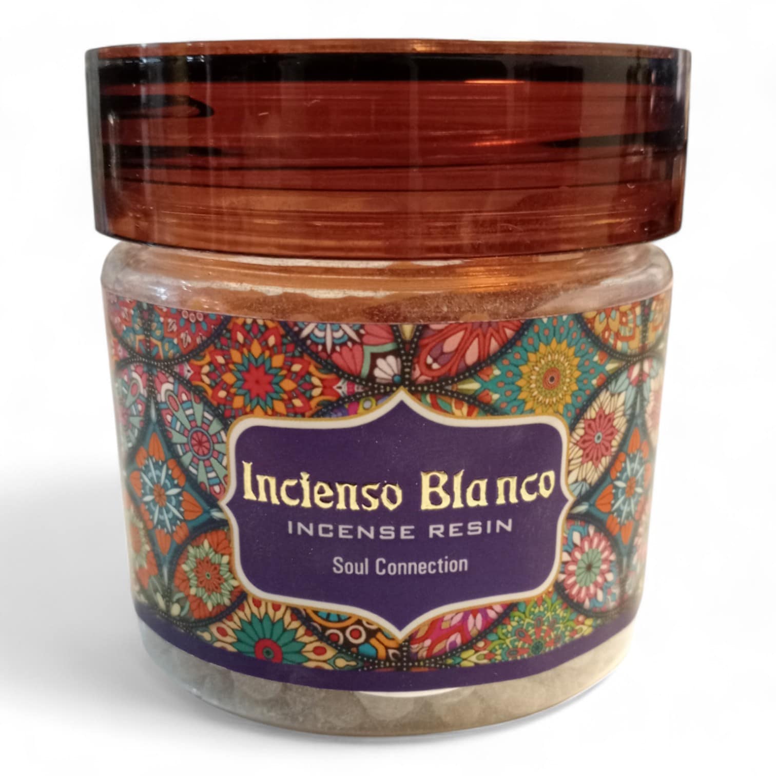 Incienso blanco en grano sobre fondo blanco, resina pura de aroma espiritual para meditación y limpieza energética