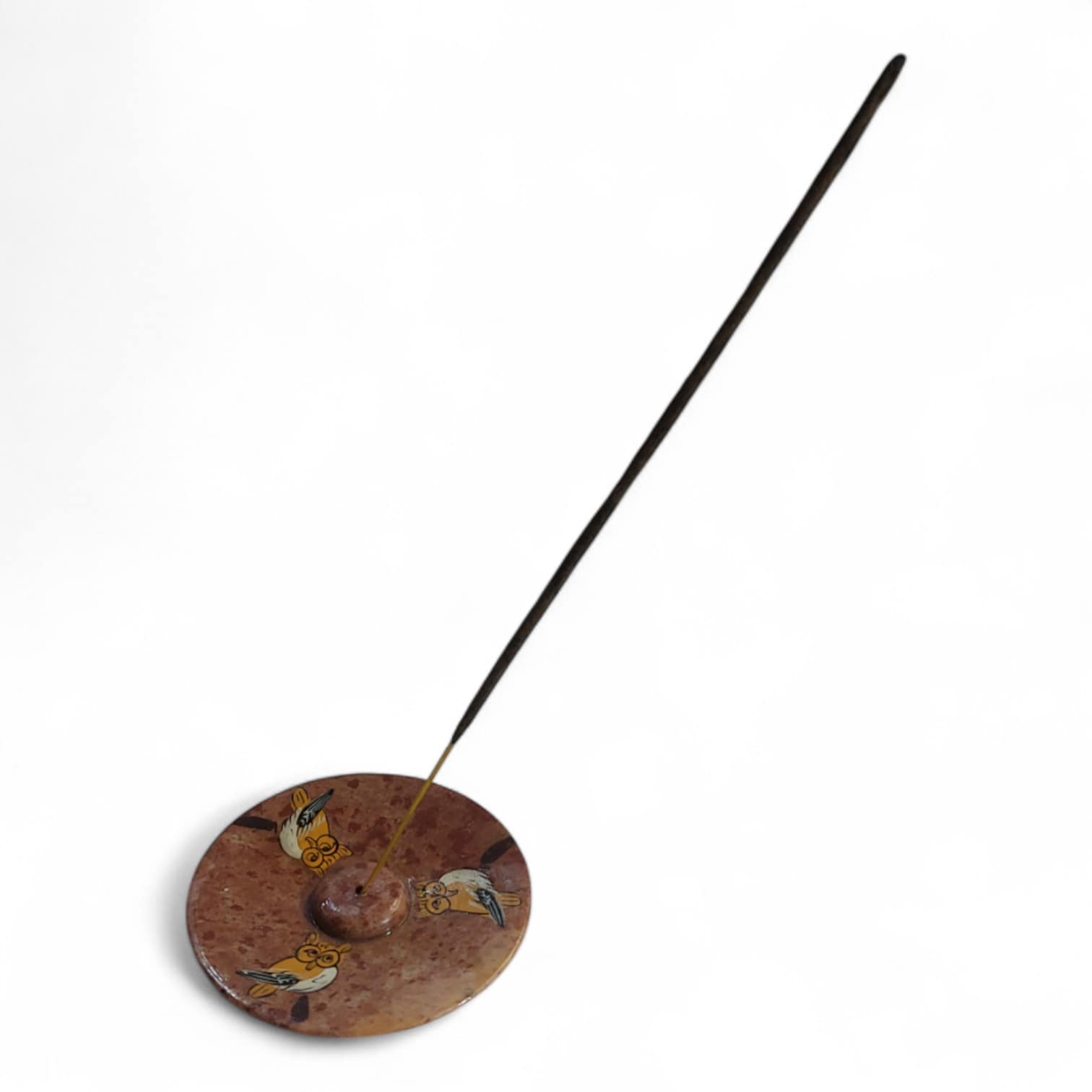 Incensario redondo de esteatita con grabados de búhos sobre fondo neutro Detalle del incensario de piedra con dibujos de búhos y soporte para varillas Platillo de esteatita para conos o varillas en altar decorado Incensario plano de esteatita con diseño místico de búhos y cuarzos Incensario artesanal de piedra para rituales con símbolo de sabiduría