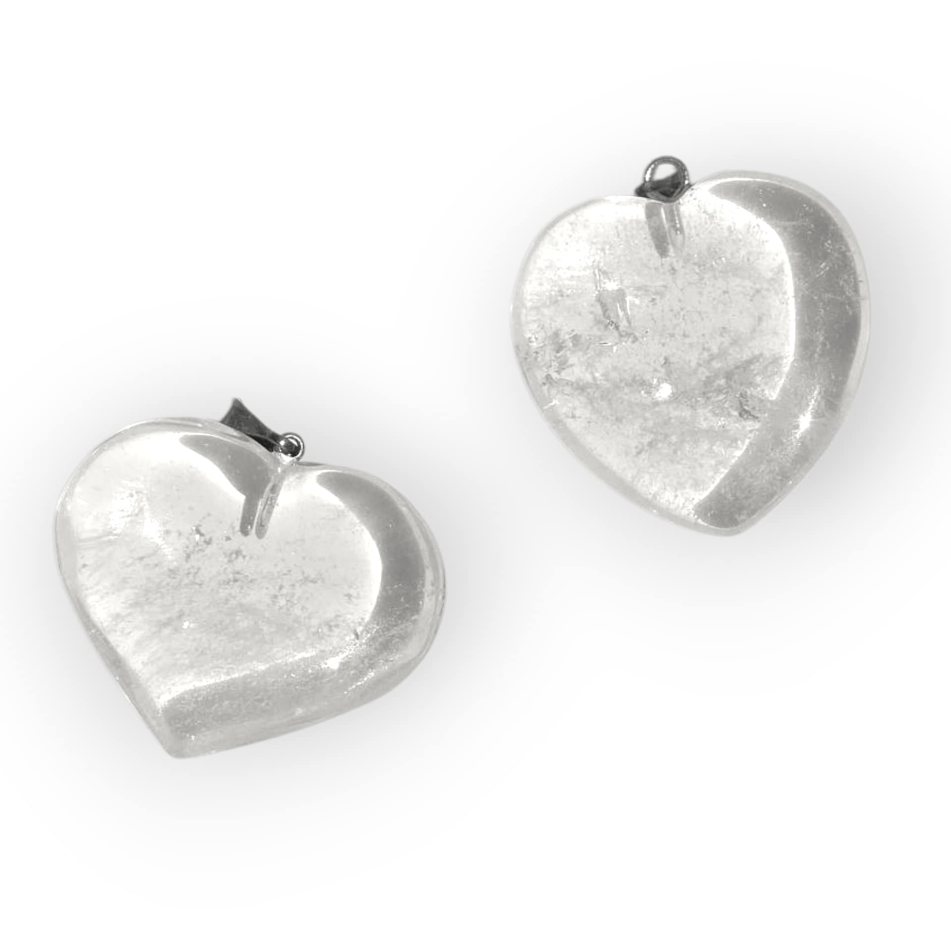 Colgante en forma de corazón de cuarzo blanco natural, con cordón sencillo, sobre fondo neutro