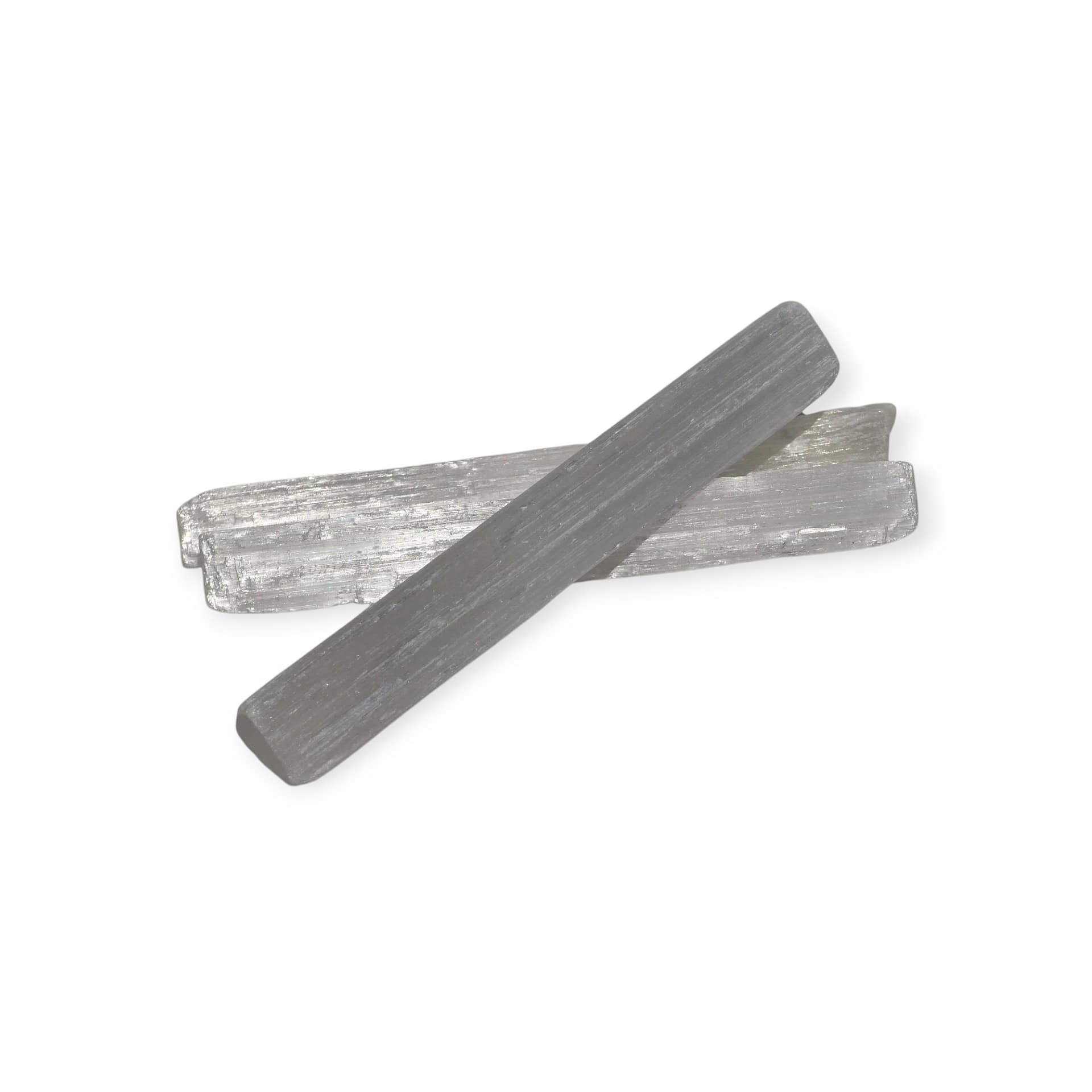 Barritas de selenita blanca natural alargadas, perfectas para limpieza energética, sobre fondo claro
