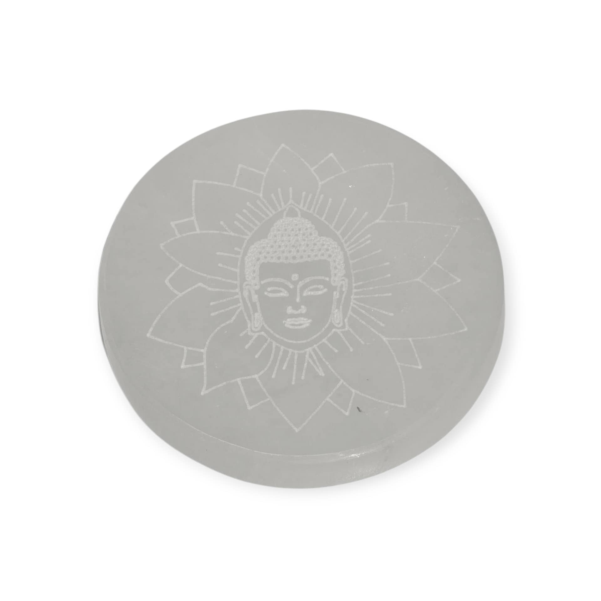 Disco redondo de selenita blanca con grabado espiritual sobre fondo blanco, ideal para recarga energética de cristales