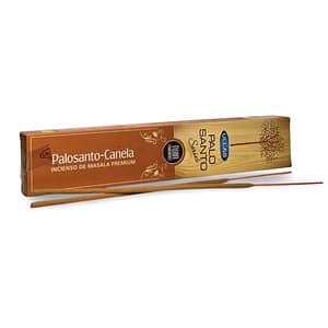 incienso con base de palo santo y canela sobr fondo blanco