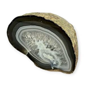 Media geoda de ágata natural sobre fondo blanco, tonos variados y vetas únicas para equilibrio energético y decoración mística