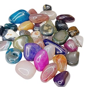 Ágata de colores pulida sobre fondo blanco, piedra vibrante con propiedades de equilibrio y protección energética