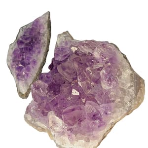 Drusa natural de amatista con cristales morados brillantes, sobre fondo neutro