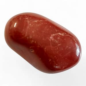 Piedra de jaspe rojo pulido sobre fondo blanco, con tono terroso y brillo suave, ideal para activar la energía vital y el equilibrio emocional