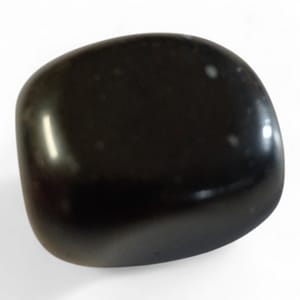 Obsidiana negra pulida con acabado brillante, piedra natural sobre fondo neutro