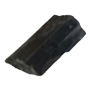 Turmalina negra en bruto con textura estriada y forma irregular, sobre fondo neutro