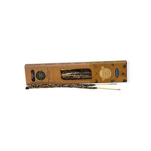 Varilla de incienso orgánico de frankincense (olíbano) sobre fondo blanco, aroma resinoso y cítrico de limpieza espiritual