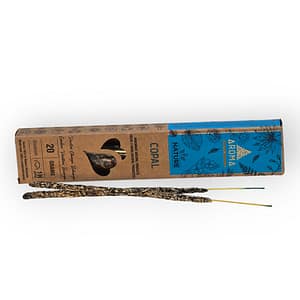 Varilla de incienso orgánico de copal sobre fondo blanco, aroma resinoso sagrado y ancestral