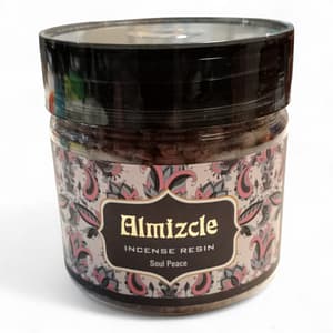 Bote de incienso en grano de almizcle sobre fondo blanco, resina aromática intensa para protección y conexión energética