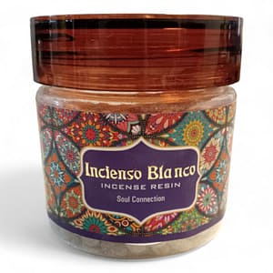 Incienso blanco en grano sobre fondo blanco, resina pura de aroma espiritual para meditación y limpieza energética