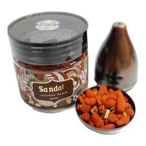 Frasco con 100g de incienso en grano de sándalo sobre fondo blanco, aroma cálido y espiritual para sahumerios