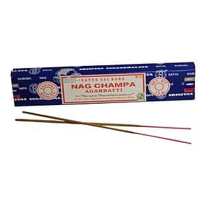 Caja de incienso Satya Nag Champa sobre fondo blanco, aroma floral espiritual y tradicional