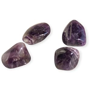 Piedra de amatista pulida con superficie brillante y color violeta intenso, sobre fondo neutro