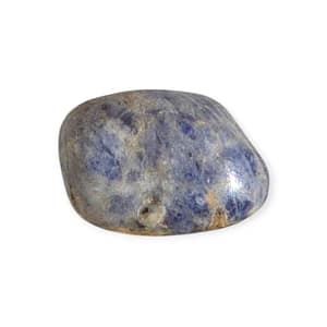 Piedra de cuarzo azul pulido con superficie brillante sobre fondo blanco