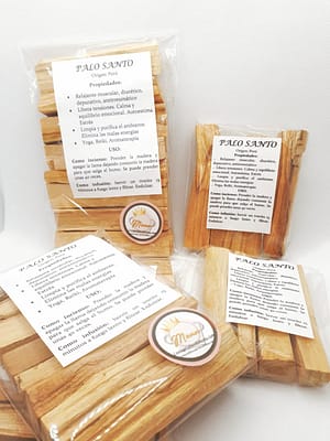 Bolsas con barritas de palo santo de Perú sobre fondo blanco, calidad premium para limpieza energética