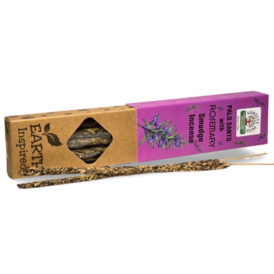 Varilla de incienso orgánico de romero y palo santo sobre fondo blanco, aroma herbal y purificador
