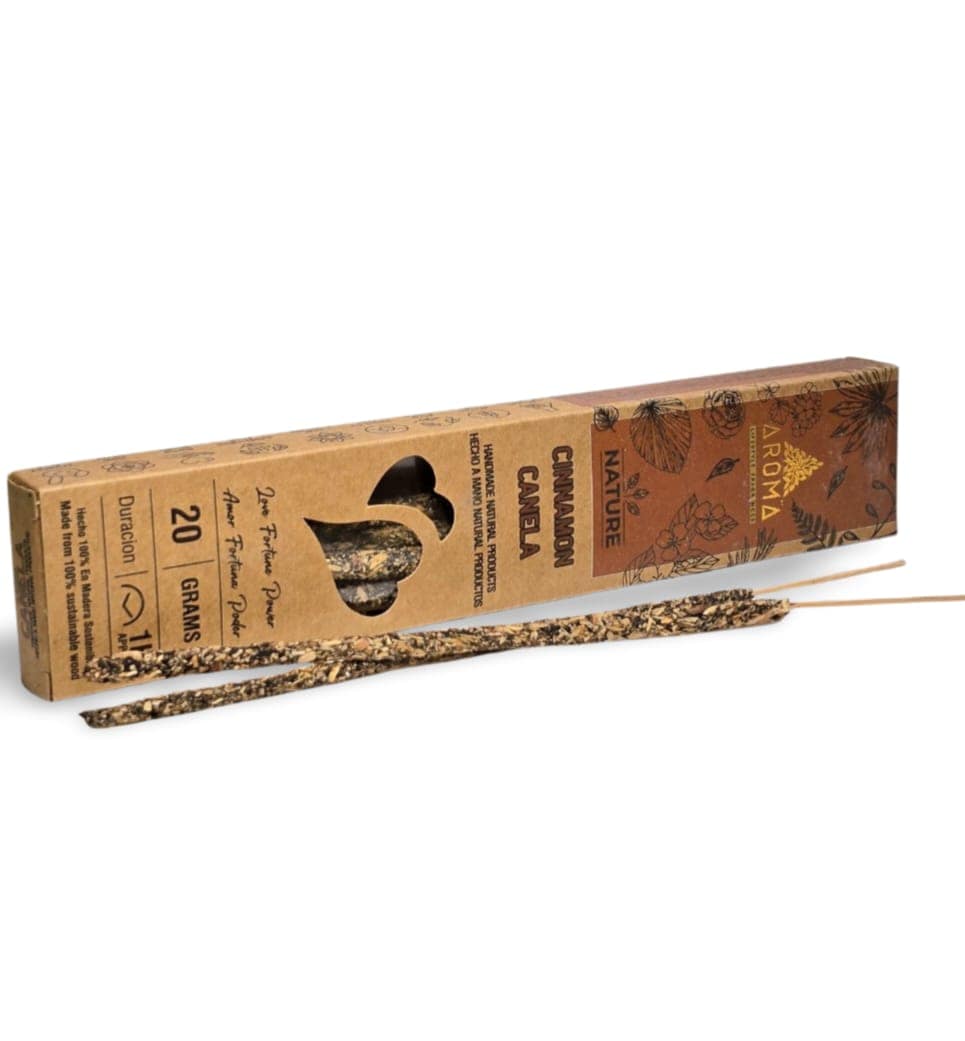 Varilla de incienso orgánico de canela sobre fondo blanco, aroma cálido y especiado