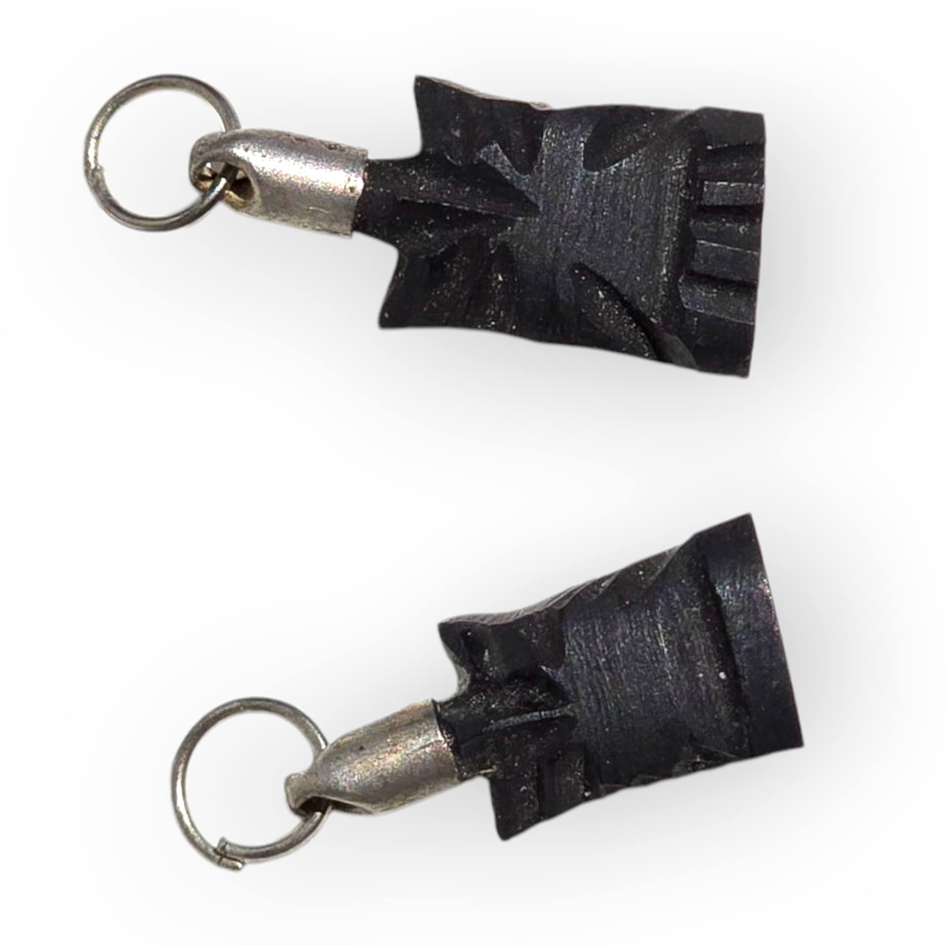 Colgante mini de búhos tallado en azabache natural, fondo neutro