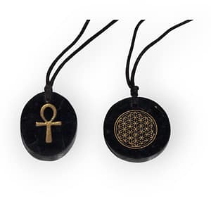 Colgante de shunguita con símbolo dorado de geometría sagrada y cordón negro, sobre fondo neutro