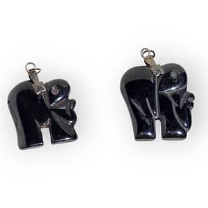 Colgante de hematite con forma de elefante tallado, acabado metálico oscuro, sobre fondo neutro