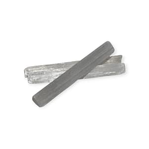 Barritas de selenita blanca natural alargadas, perfectas para limpieza energética, sobre fondo claro