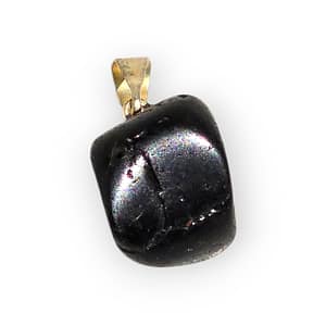 Colgante de turmalina negra pulida en forma natural, con cordón simple sobre fondo neutro