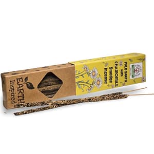 Varilla de incienso orgánico de camomila con palo santo sobre fondo blanco, aroma floral suave y purificador
