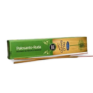 Varillas de incienso de palo santo y sangre de dragón sobre fondo blanco