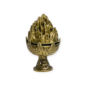 Incensario cáliz flamígero de metal sobre fondo blanco y elegante Detalle del cáliz metálico con forma de llama para quemar incienso Incensario ritual con resina en grano y carbón vegetal Cáliz flamígero en altar Incensario de metal con forma simbólica usado en limpieza energética