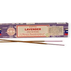 Caja de incienso Satya Lavanda sobre fondo blanco o neutro Varillas de incienso Satya Lavanda con decoración relajante