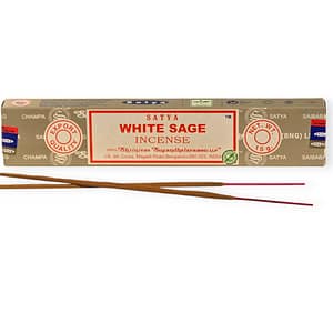 Incienso Satya Salvia Blanca en su caja original sobre fondo neutro Varillas de incienso Satya Salvia Blanca con decoración espiritual
