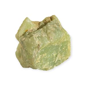 Pieza de jade en bruto de tono verde natural, con textura rugosa, sobre fondo neutro