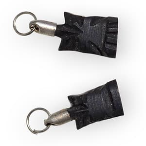 Colgante mini de búhos tallado en azabache natural, fondo neutro