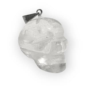 Colgante de calavera tallada en cuarzo blanco natural, fondo neutro