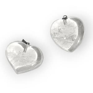Colgante en forma de corazón de cuarzo blanco natural, con cordón sencillo, sobre fondo neutro