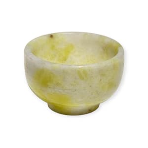 Cuenco mini de jade natural tallado a mano, ideal para rituales y altares, sobre fondo neutro