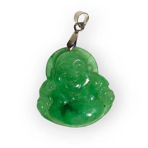 Colgante de jade tallado con figura de Buda sonriente, piedra natural de color verde suave, sobre fondo neutro