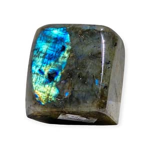 Cubo de labradorita con reflejos iridiscentes sobre fondo blanco, piedra para intuición, protección y equilibrio emocional