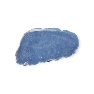 Media geoda de angelita azul sobre fondo blanco, piedra espiritual y terapéutica para calma emocional y protección sutil