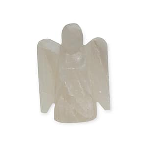 Ángel tallado en sal del Himalaya blanca sobre fondo claro, ideal para purificar y decorar espacios sagrados
